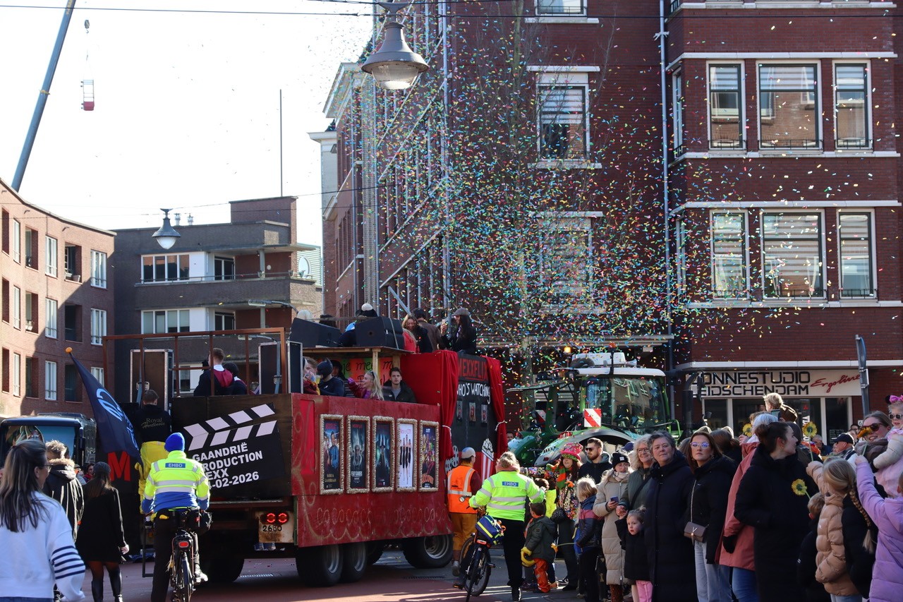 Feest met praalwagens tijden Carnaval op de Damlaan F.M. van den Bergh