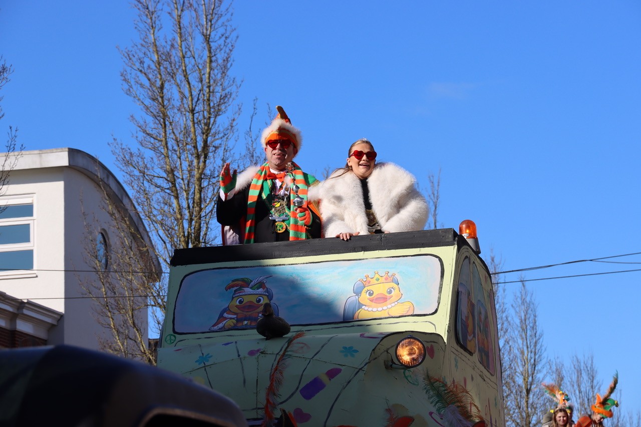 Prins en princes Carnaval op praalwagen op de Damlaan F.M. van den Bergh