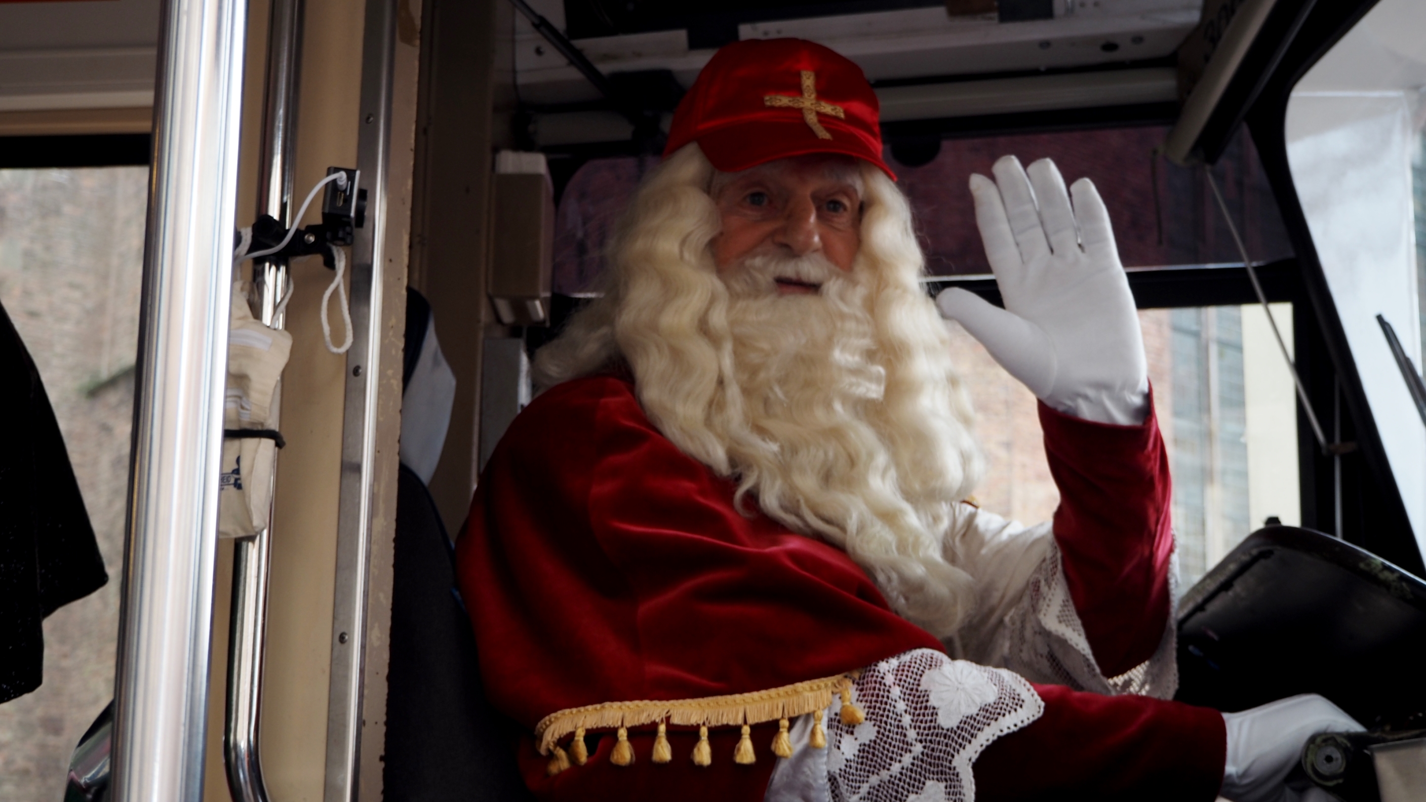 PT10 Sinterklaas bestuurt de tram