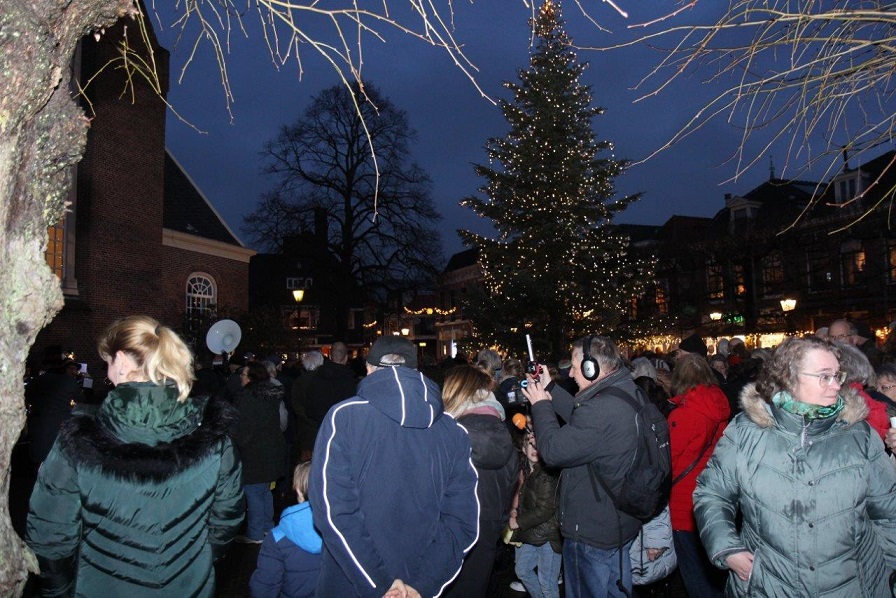 Kerstboom in Huijgens. 7 publiek