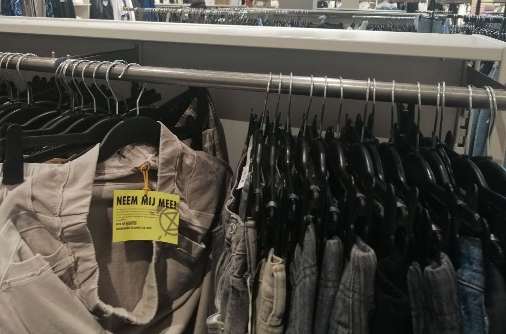 Extinction Rebellion geeft kleren weg in Mall of the Netherlands