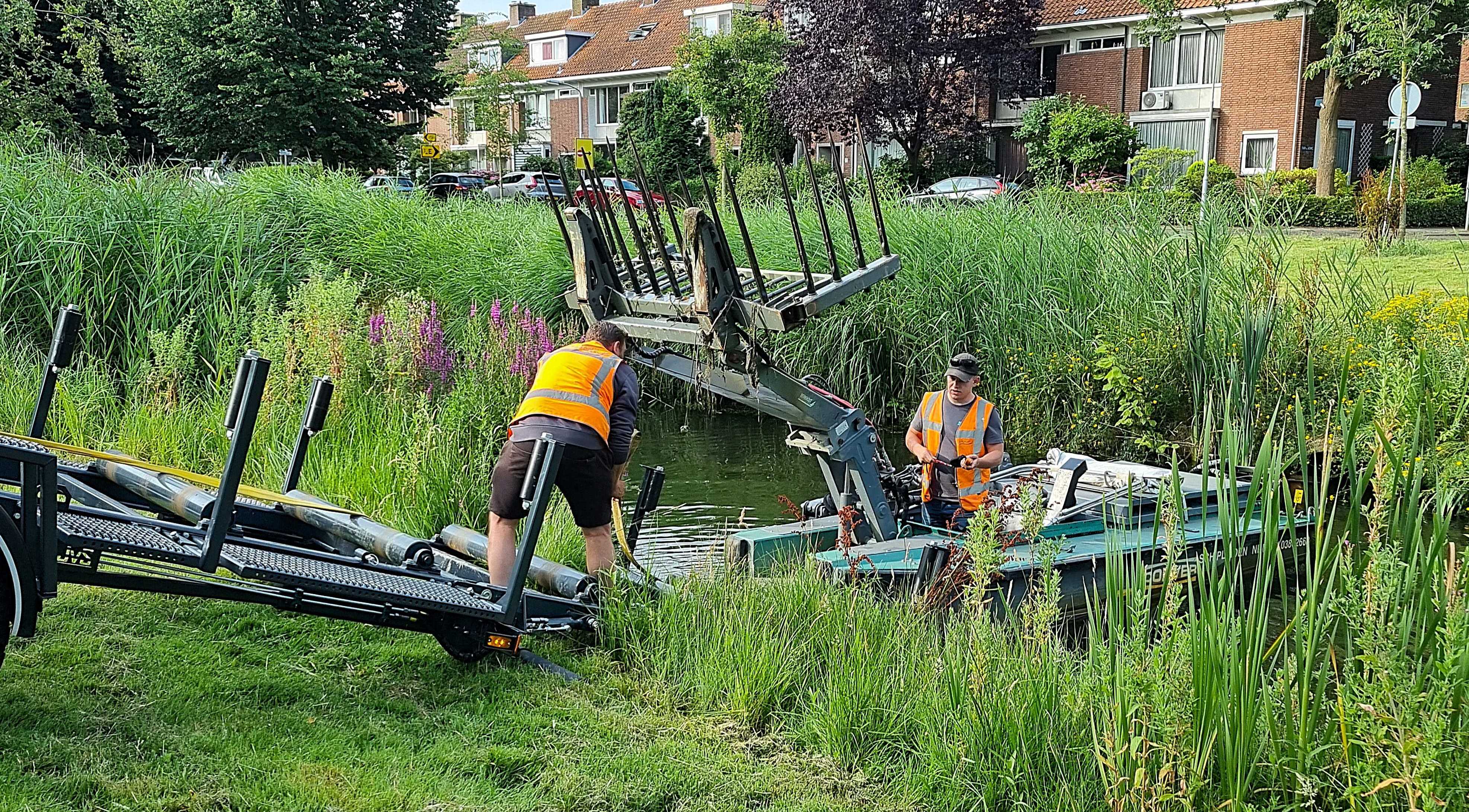 MAAI 02 Het maaibootje gaat vanaf de trailer het water in