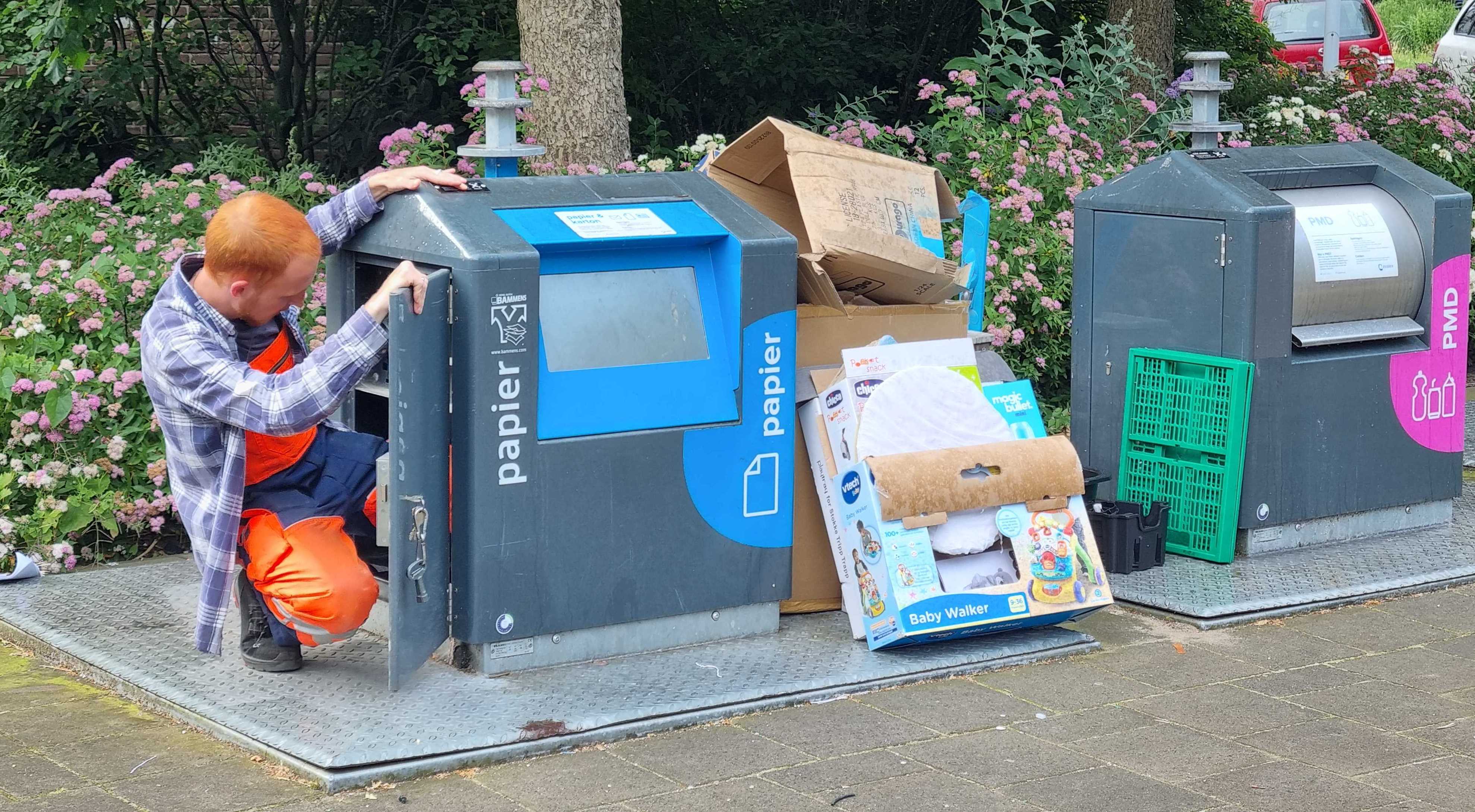 Medewerkers van  de gemeente maakt papiercontainer  weer bruikbaar 2