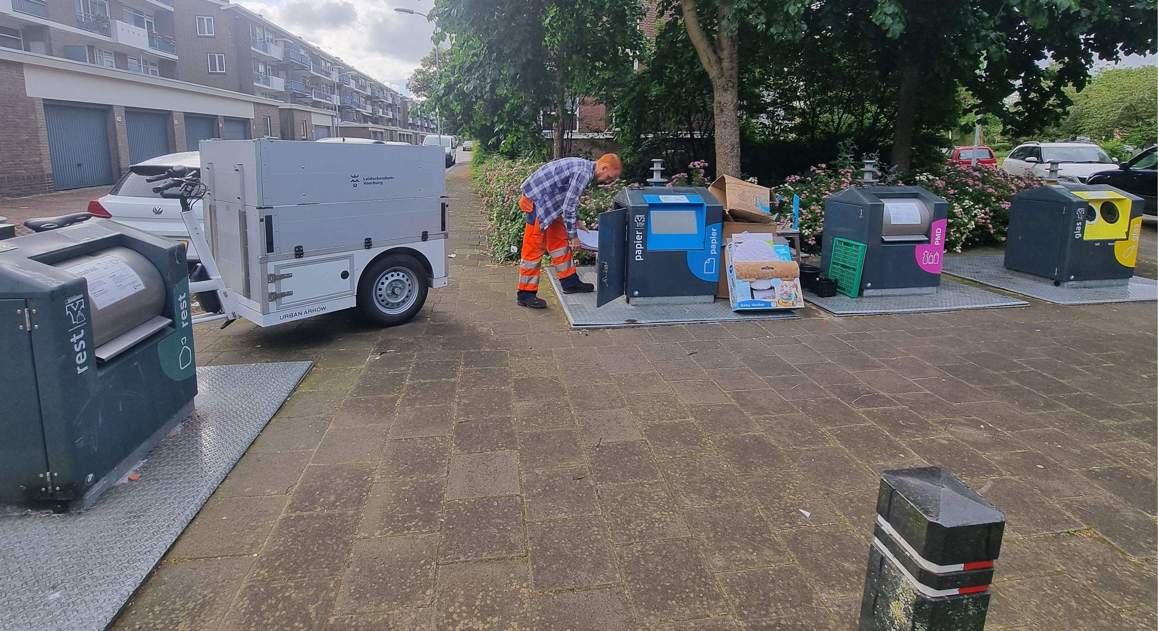 Medewerkers van  de gemeente maakt papiercontainer  weer bruikbaar 4