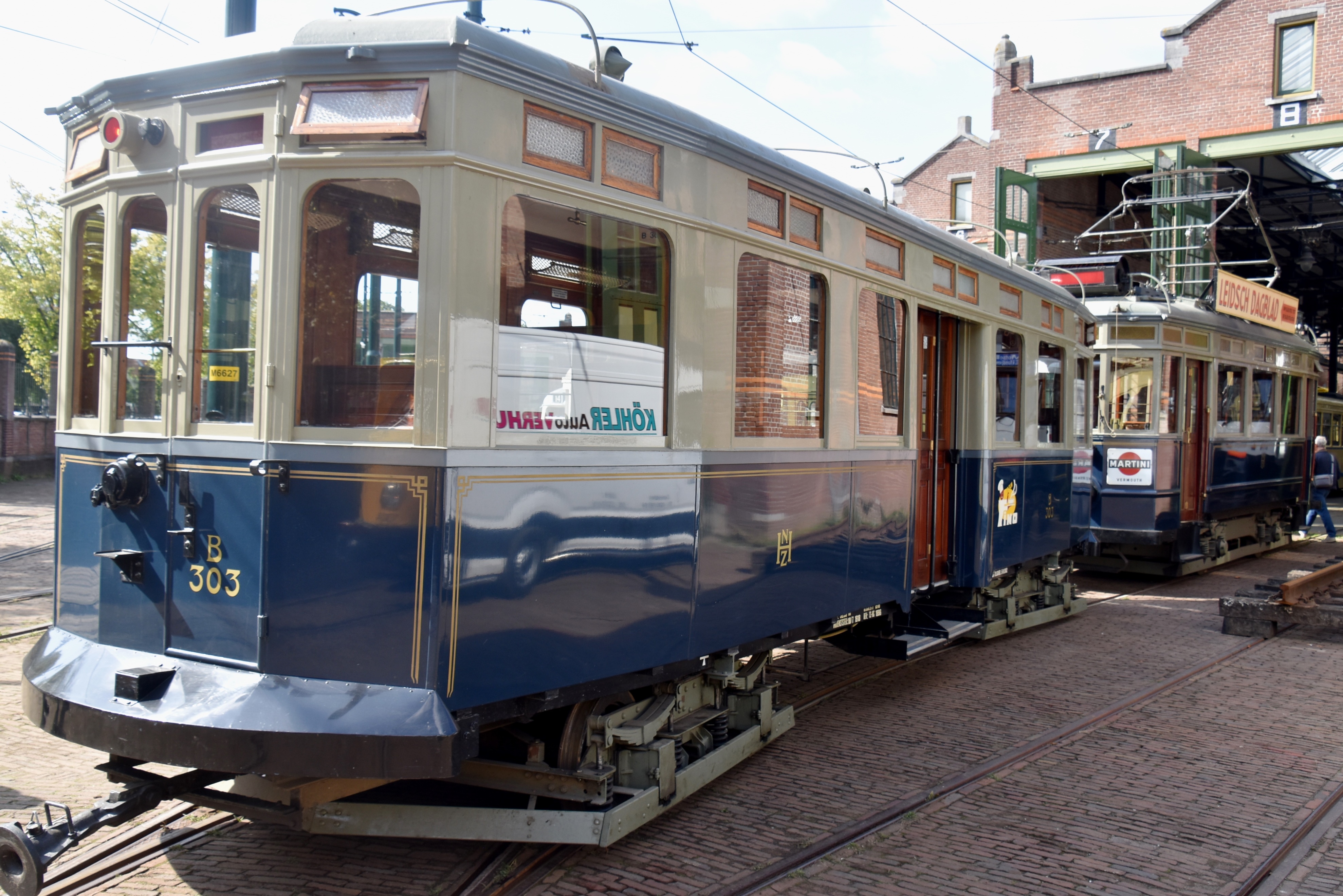 00HOVM 13 Blauwe Tram B303 met volgwagen