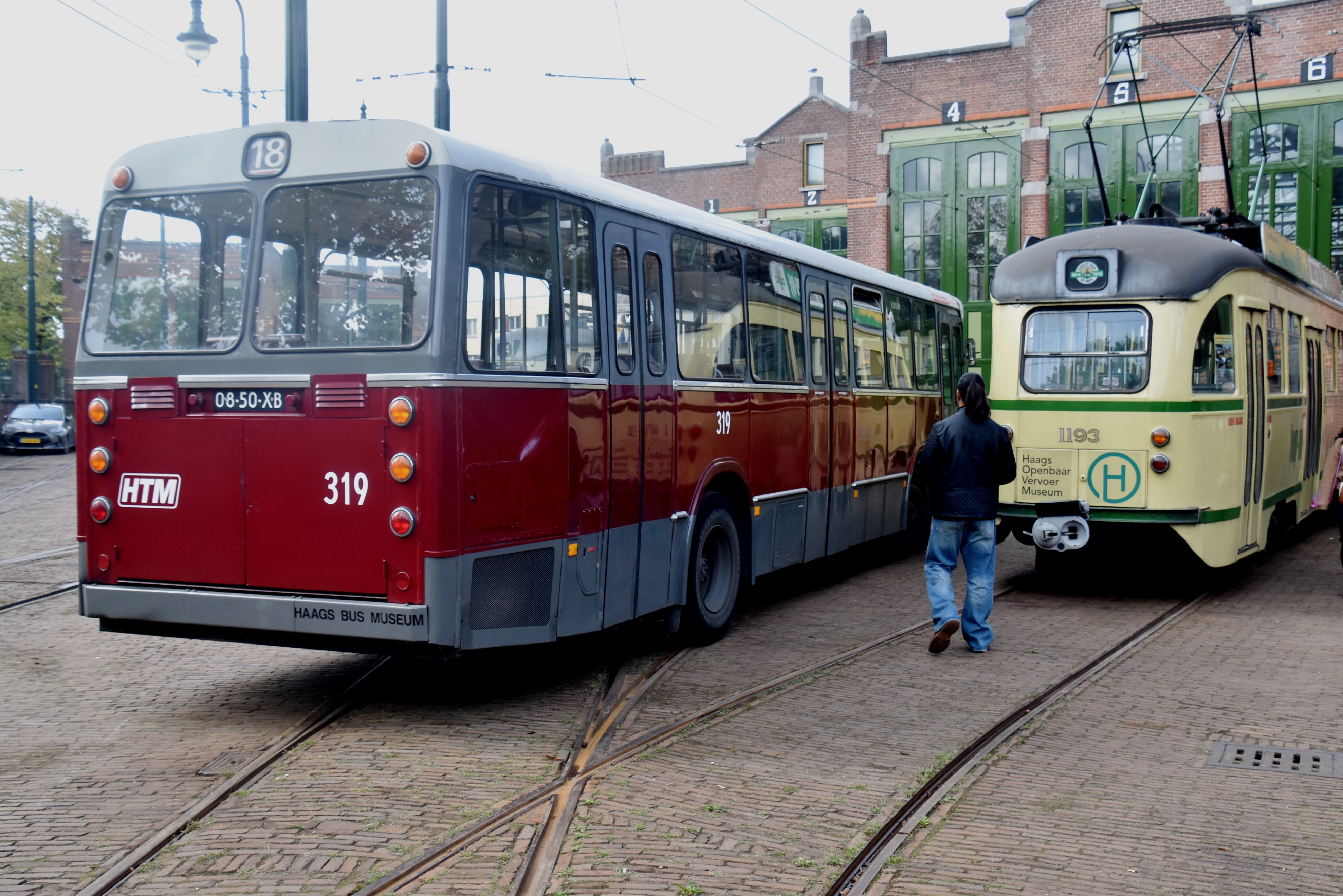 00HOVM 17 Historische bus en Hop on hop off  tram