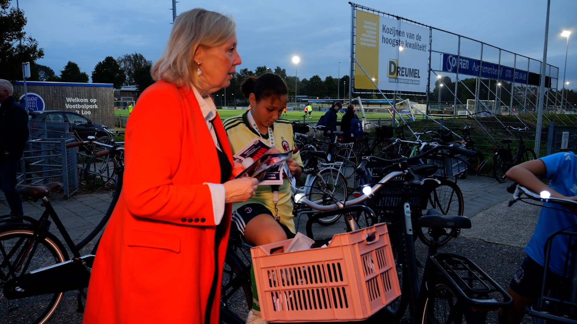 Fietsverlichting wethouder Astrid van Eekelen deelt fietslampjes uit