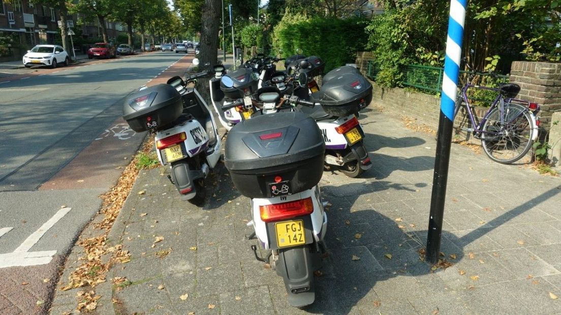 Geparkeerde scooters blokkeren stoep