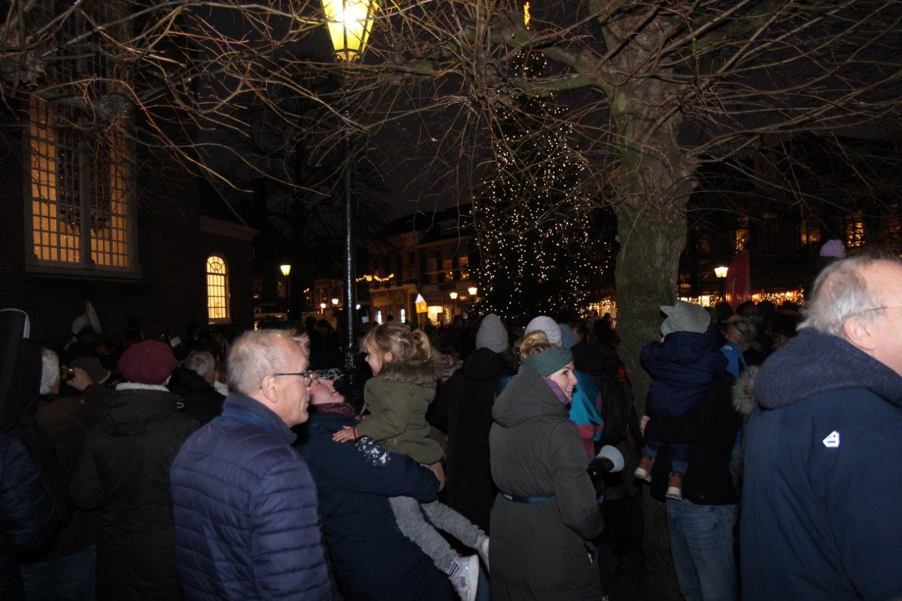 AP Ontsteken lichtjes kerstboom 06