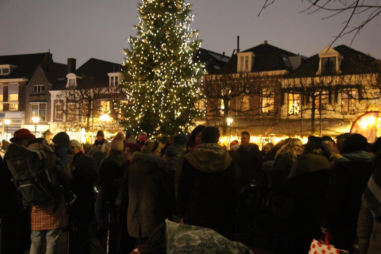 AP Ontsteken lichtjes kerstboom 08