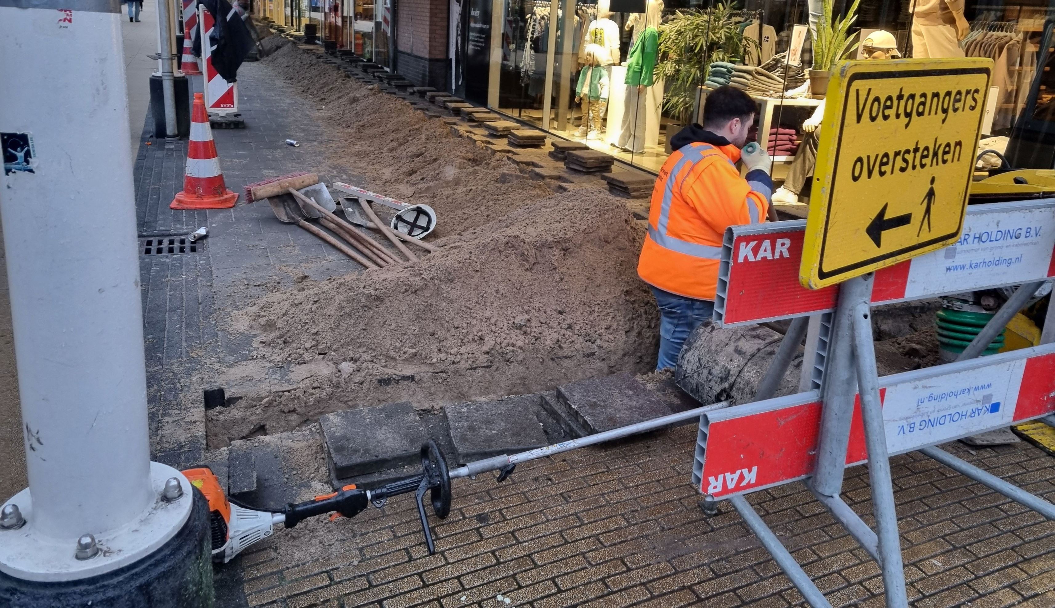 Kabels worden ingegraven op de Julianabaan 2