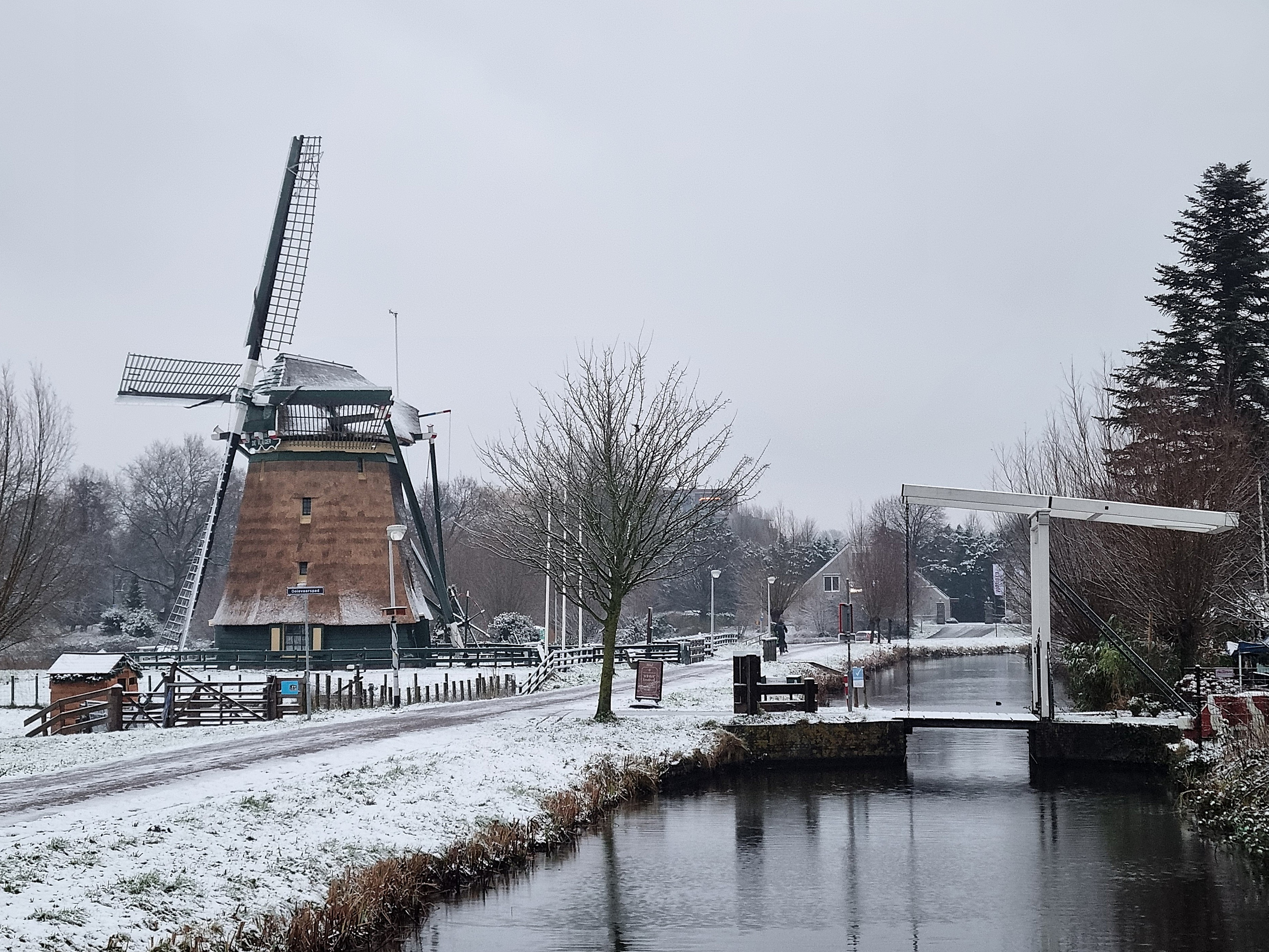 Molen de Vlieger in besneeuwd winterlandschap 3