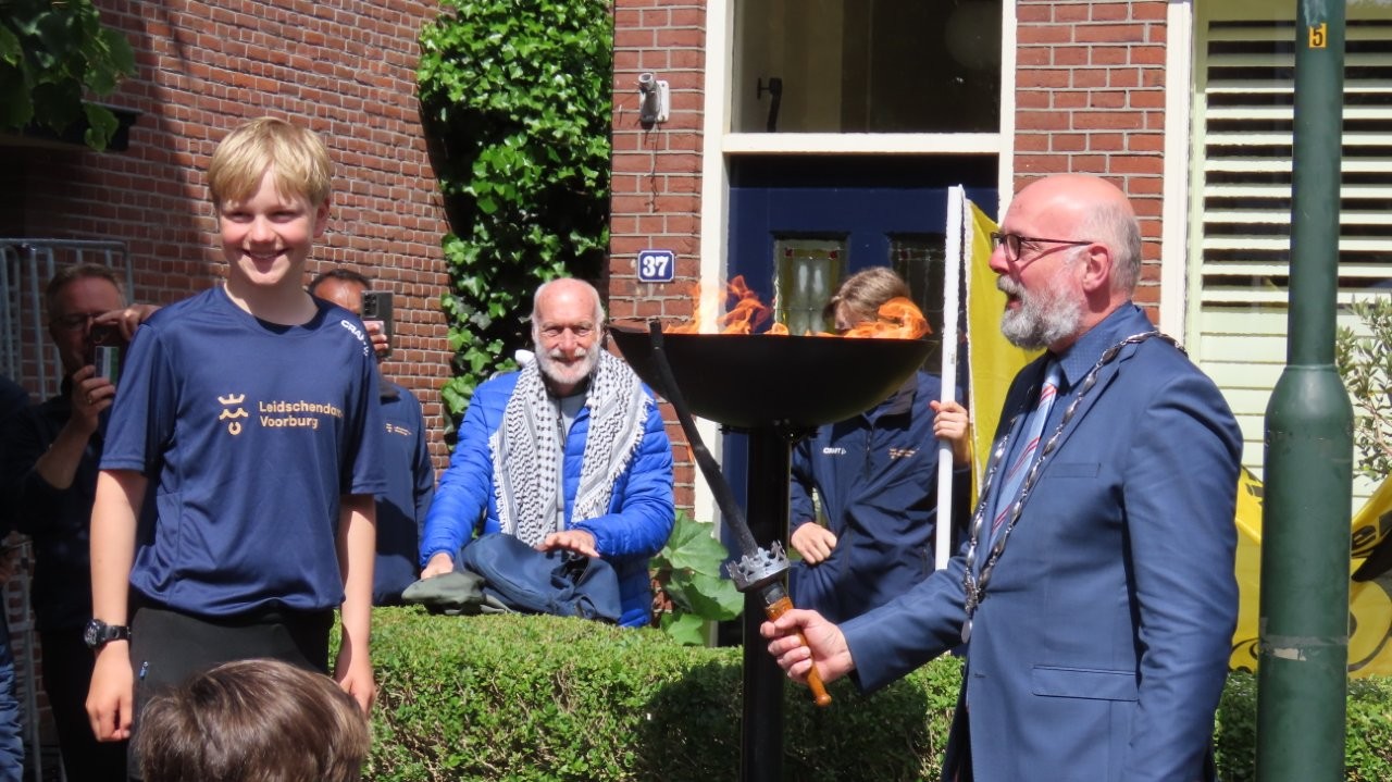 Oranjelust fakkel burgemeester Vroom