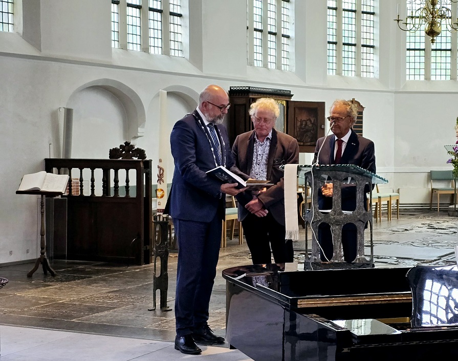 Stolpesteine boek aan vroom. verkleind en volledig