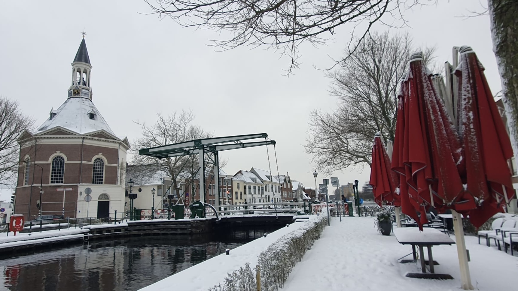 Peperbus en sluis in de sneeuw foto Tom
