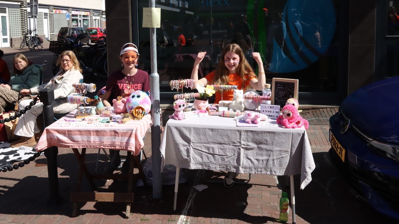 kinderen met hun kraampje bij Damplein