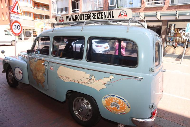blauwe oldtimer maar dan met de reis en nog kleiner
