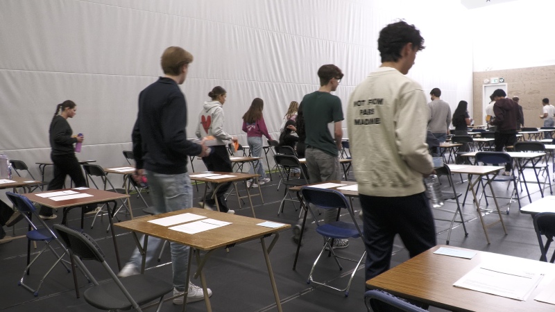 leerlingen komen klas binnenKLEINER eindexam foto 2 Marcel Breeuwsma