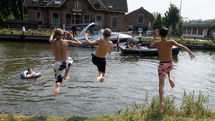Kinderene springen in de Vliet